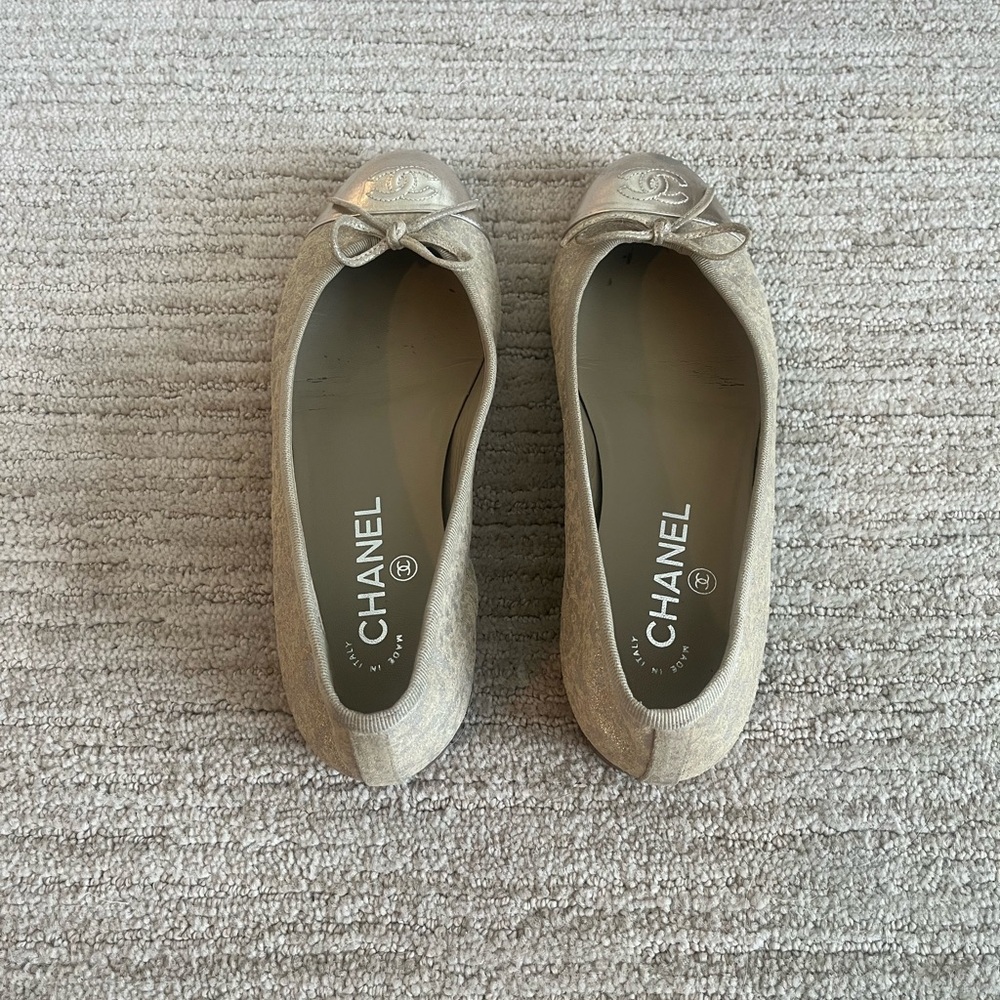 Chanel CC logo beige metallic suede ballet flats. Size 38.5 - Picture 5 of 14